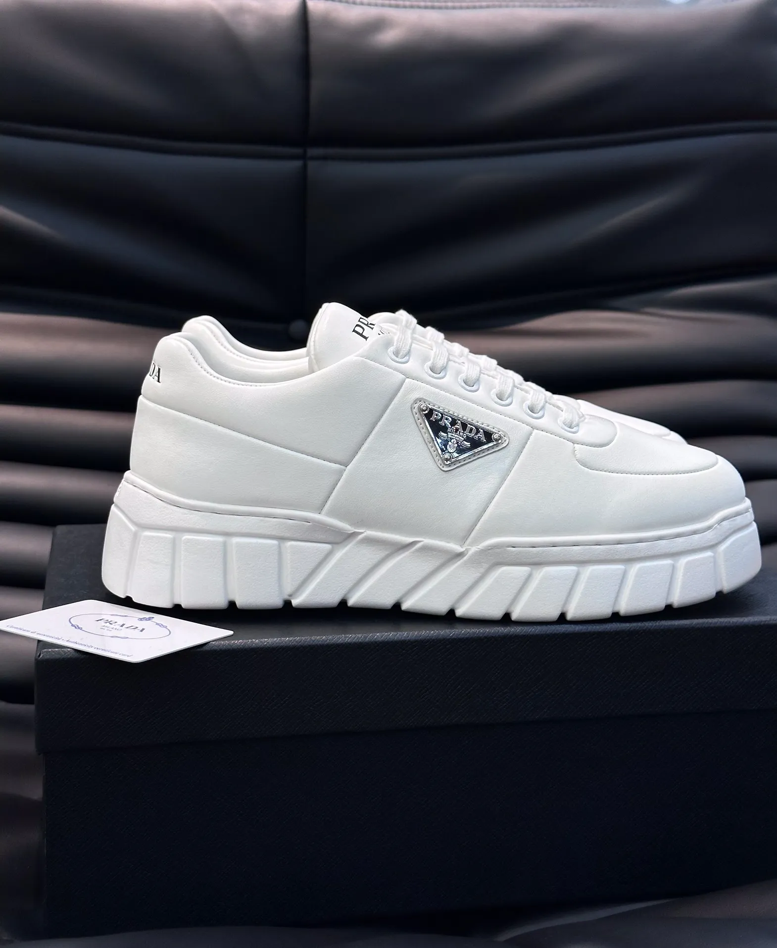 Men's shoes 💰p400 "Men's shoes 💰pRAD*" Men's shoes 💰prad* high-end men's thick-soled casual sports shoes, the details are perfectly replica of the original version, made of imported matte cowhide, full of texture, full calfskin lining, breathable and comfortable, men's shoes 💰p's classic black and white enamel metal logo decoration, all interpreting the brand style Genuine leather tongue Men's shoes on the tongue and heel 💰pRADA letter badges are embellished to show the brand style. Lightweight concave and convex pattern rubber outsole. Lightweight and increased by about 4CM. Excellent foot feel. Comfortable and breathable. Comes with original packaging. Size: 38-44